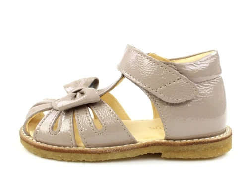 Angulus dusty almond sandal med lak og sløjfe